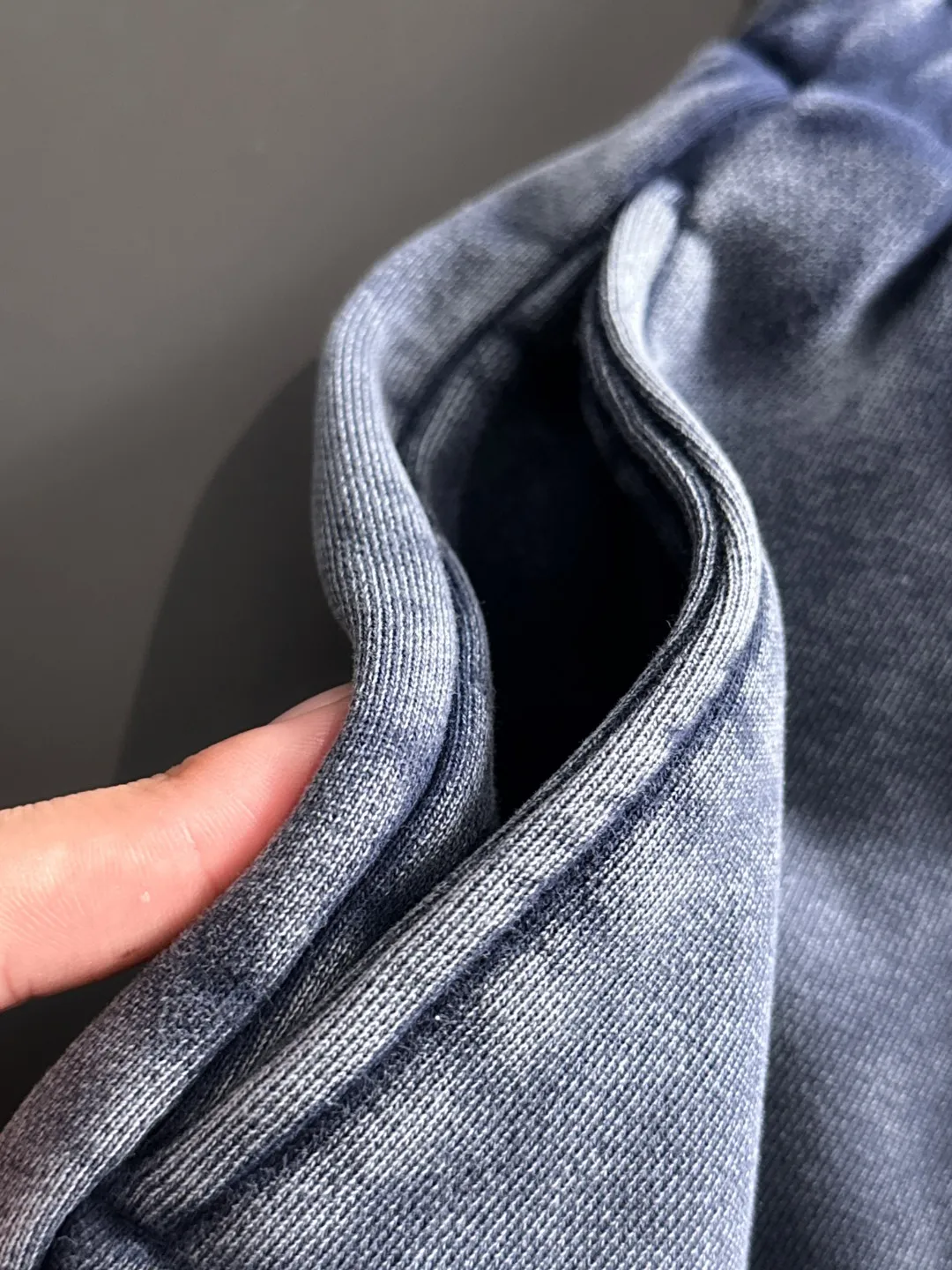 Next day shipment P360 Stone lsland/Stone Island Exclusively launches 25ss autumn and winter new high-quality trousers. Compare real-life details at will. Craftsmanship that ordinary small workshops cannot copy. Top-level ZP development. Unique imported fabric feel. Purely imported German machine production. Precision operation. Ten thousand needle density. A pair of trousers with rich details. You can see the development strength. A full set of new accessories are customized simultaneously. Simple yet elegant. Soft, delicate and comfortable. The upper body is versatile and fashionable. A perfect choice for autumn and winter. A must-have item. Loose fit. Please refer to the size chart when placing an order: S to XXL (or state your height and weight when placing an order)
